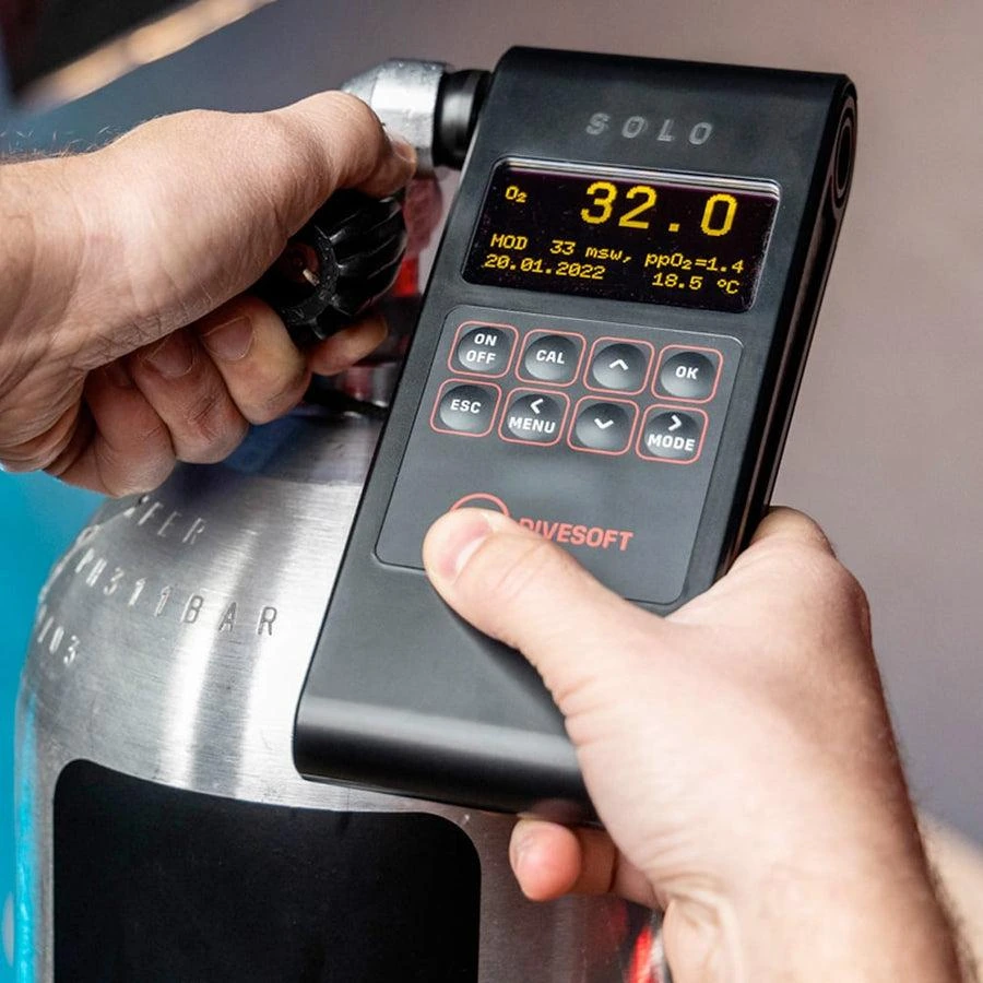 Nitrox analyzer confirms 32 percent oxygen before dive computer configuration